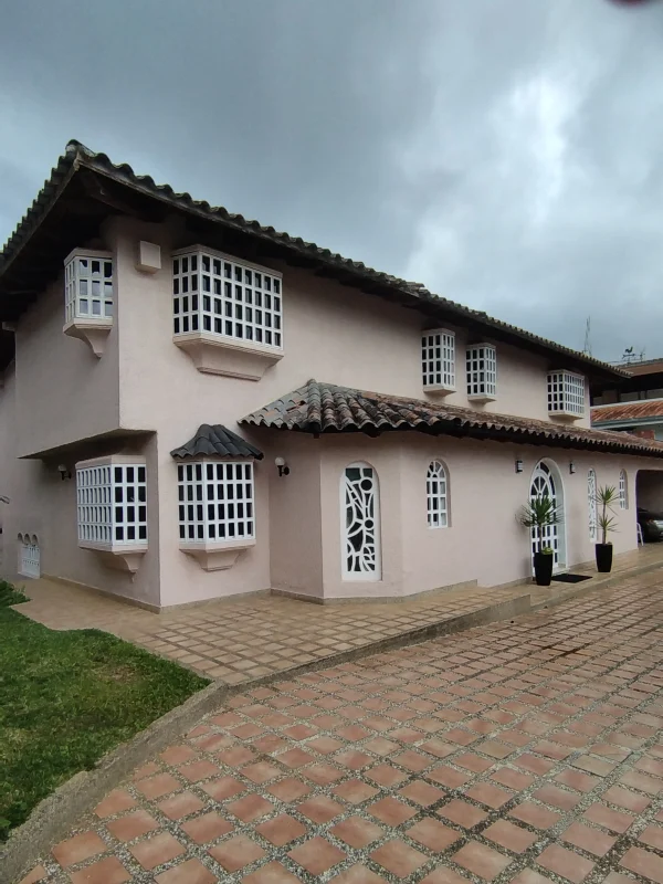 CASA BIFAMILIAR EN VENTA EN CLUB DE CAMPO